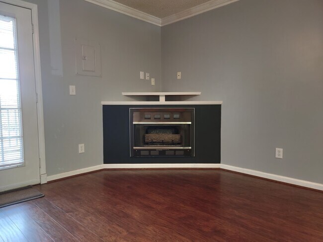 Building Photo - 1219 Camelot Ct NE