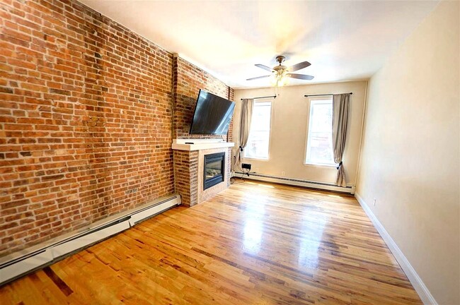 Building Photo - 228 1st St