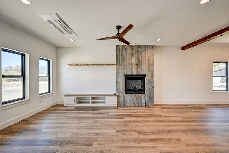 Building Photo - 424 Pinon St