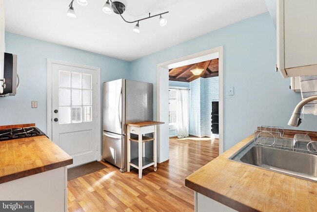 Building Photo - 1611 Ballard St