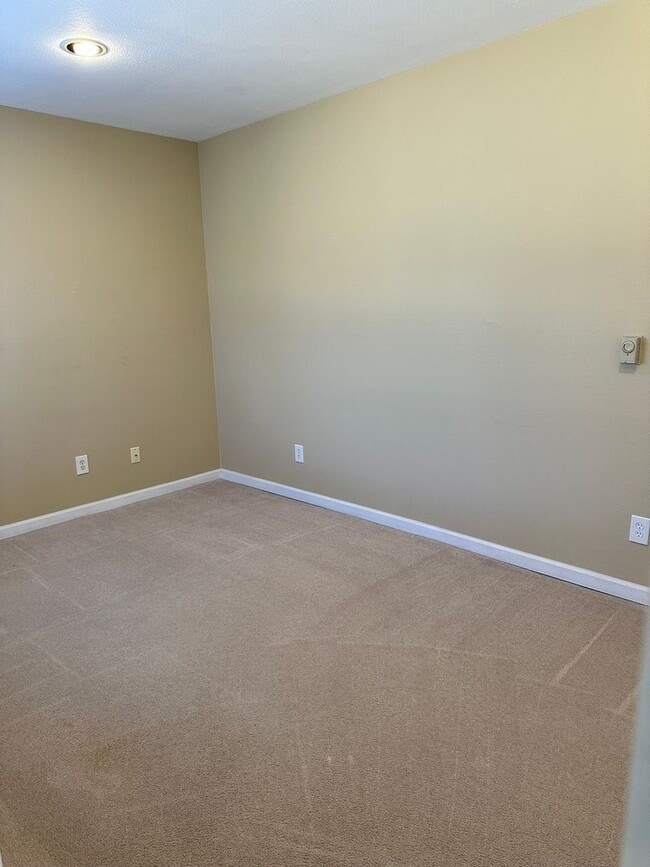 Building Photo - 4Bd/2Ba Bellevue Home