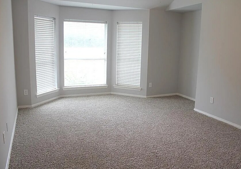 Building Photo - 2616 Cascade Cove Dr
