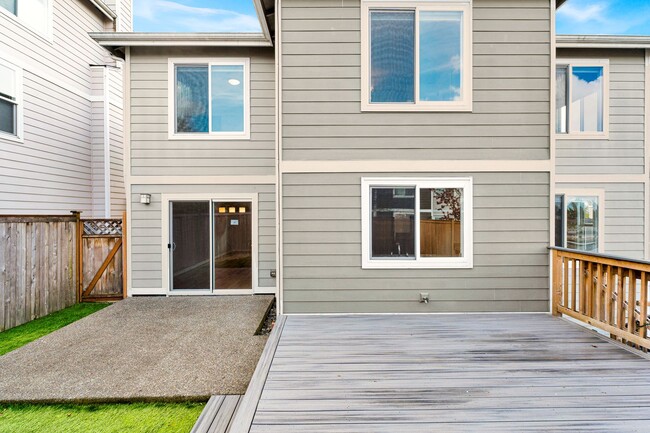 Building Photo - Light and Bright Cheery Beacon Hill Home