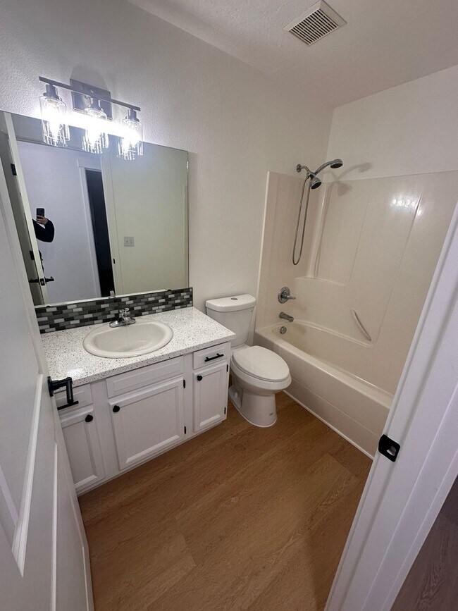 Building Photo - Available in MARCH.  Spacious Single Family - Remodeled- Home with big yard in great location