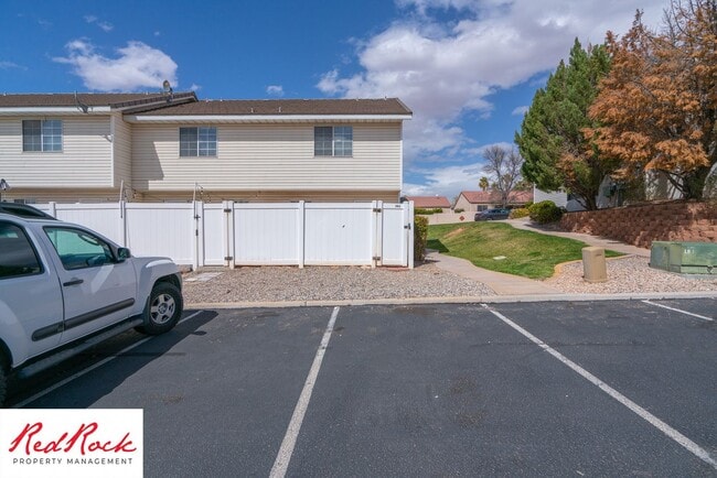 Building Photo - 2 Bedroom Townhome Available