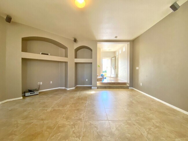 Building Photo - Nice 2-story home