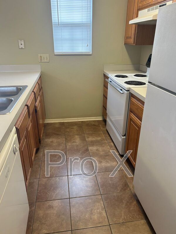 Building Photo - 1009 SE J St