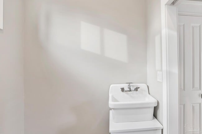 Building Photo - 1105 E Jackson St