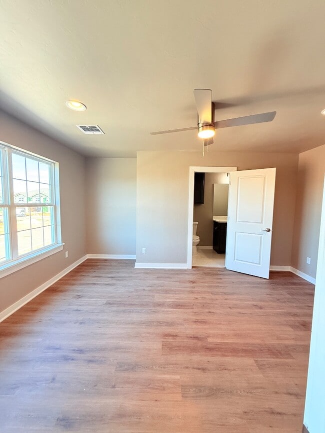 Building Photo - 621 Abadan Dr