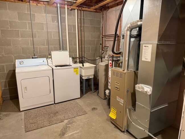 Building Photo - 3 bed 2bath townhome finished basewment , double garage, deck
