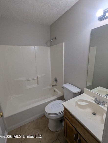 Building Photo - 2872 Waverly Dr