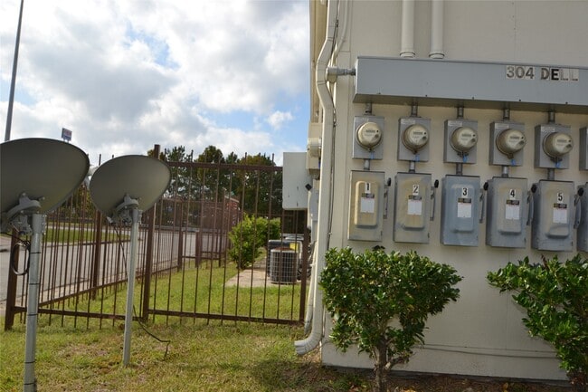 Building Photo - 304 Dell Ct