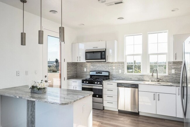 Building Photo - 23 Blackbird Cir