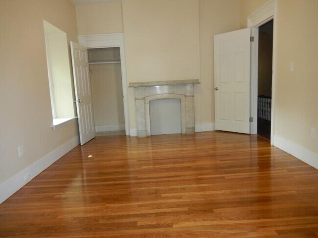 Building Photo - Central JP Location, In-Unit Laundry, Porc...