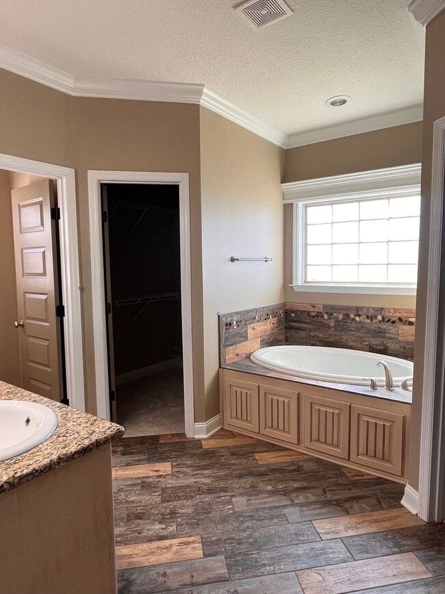 Building Photo - 4062 McKenzie Ln