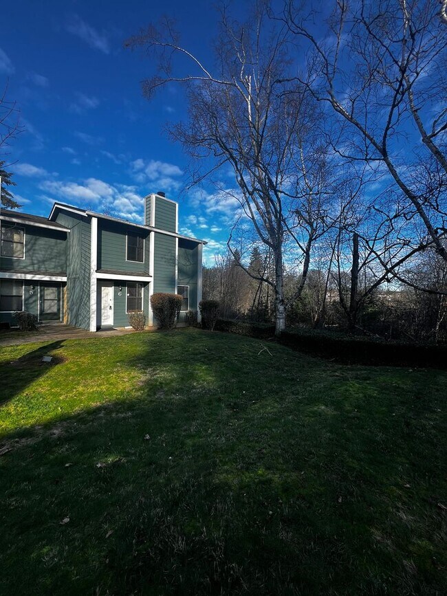 Building Photo - $500 off 1st Rent - Spacious 3 bedroom, 1.5 bathroom Townhouse, Lush Greenspace