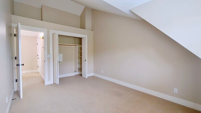 Building Photo - Luxury 3 Bedroom Townhome in Lake Oswego’s...