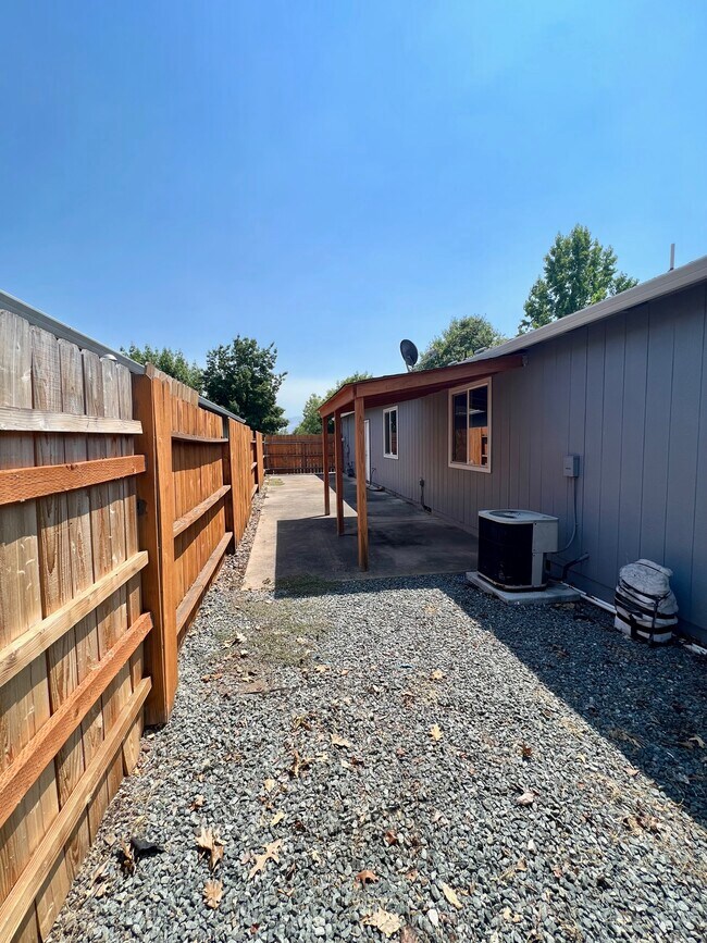 Building Photo - 1610 Warren Way