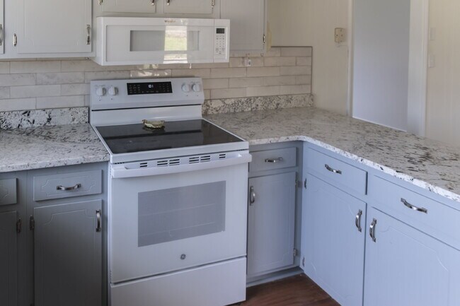 Building Photo - 102 McCall St