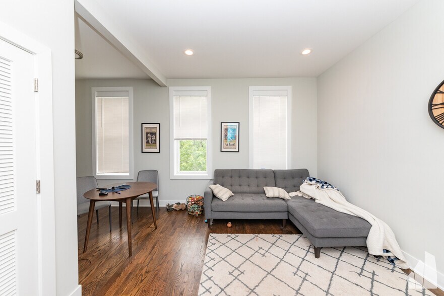 Building Photo - 2145 W Webster Ave