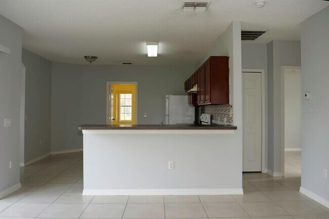 Building Photo - 752 Paris Dr