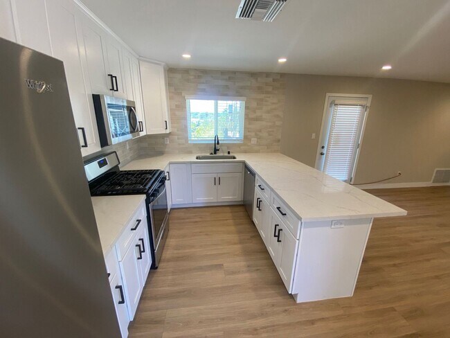 Building Photo - Recently Renovated! 4BD/2BA