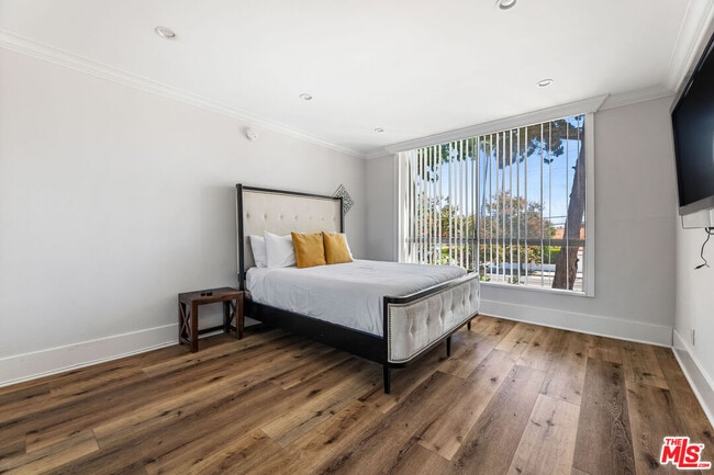 Building Photo - 5215 Balboa Blvd