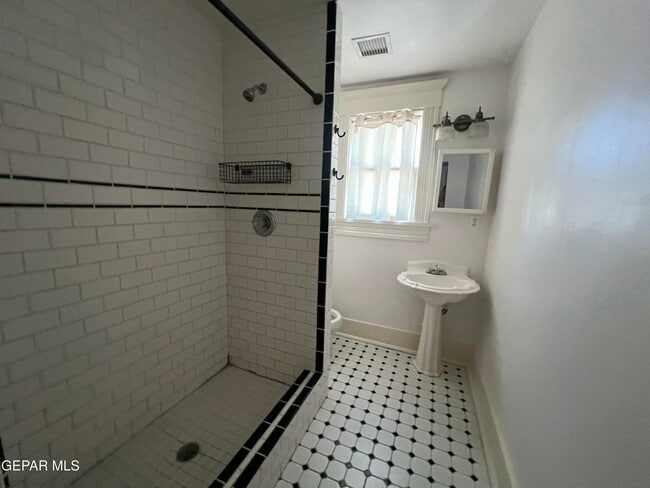 Building Photo - 108 W Nevada Ave