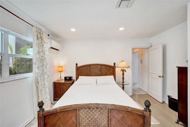 Building Photo - 2889 NE 35th St