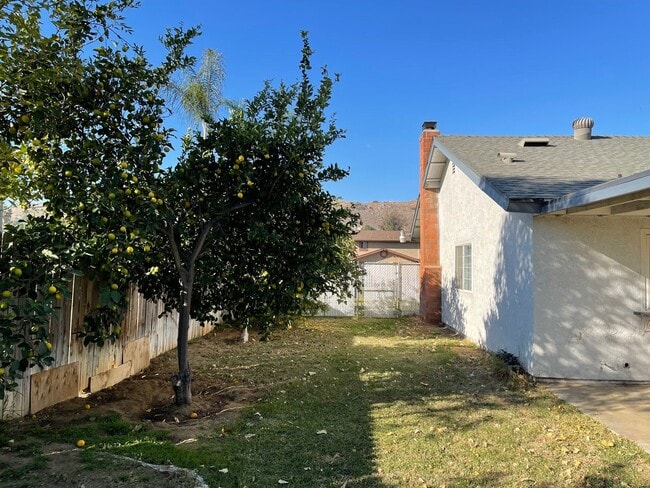 Building Photo - 3 BEDROOM 2 BATH HOUSE WITH 2 CAR GARAGE $...