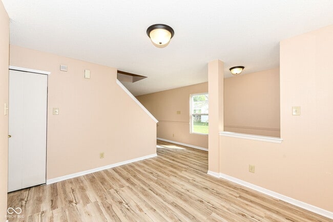 Building Photo - 1155 Redwood Dr