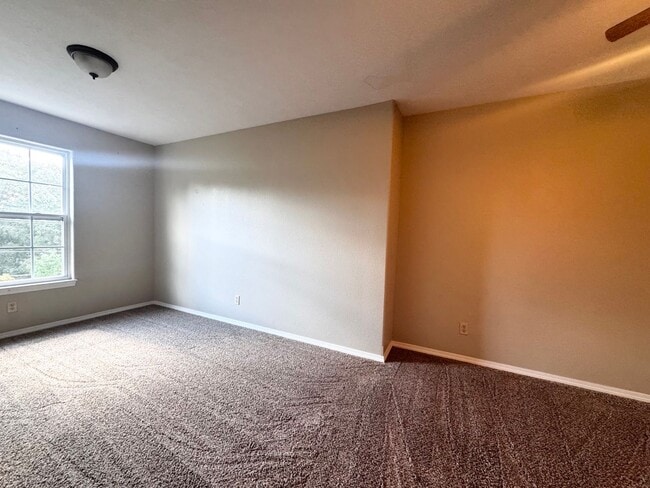 Building Photo - AVAILABE NOW!