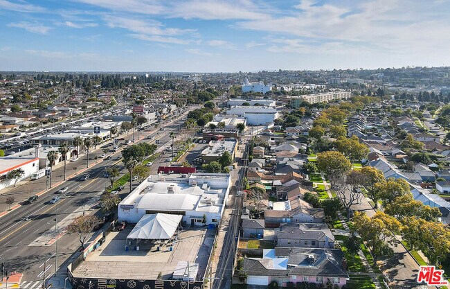 Building Photo - 3701 Coliseum St