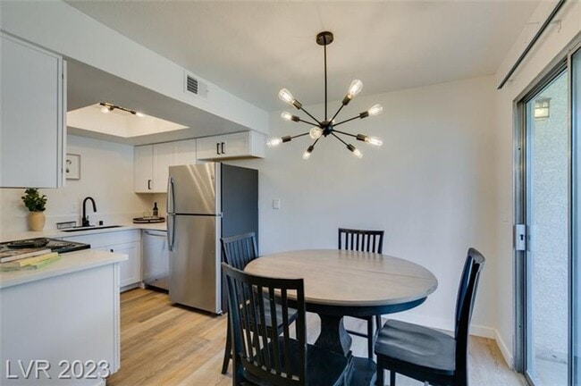Building Photo - Gorgeous, fully-renovated and furnished co...