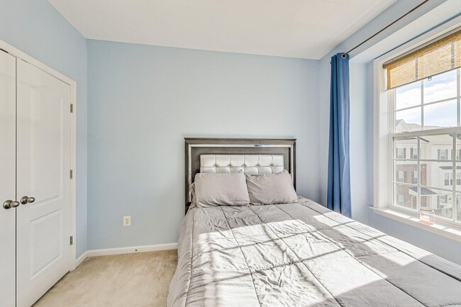 Building Photo - 3 bedroom, 2.5 bath Luxury Townhome in Market Square Subdivision!