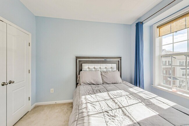 Building Photo - *Coming Soon* 3 bedroom, 2.5 bath Luxury Townhome in Market Square Subdivision!