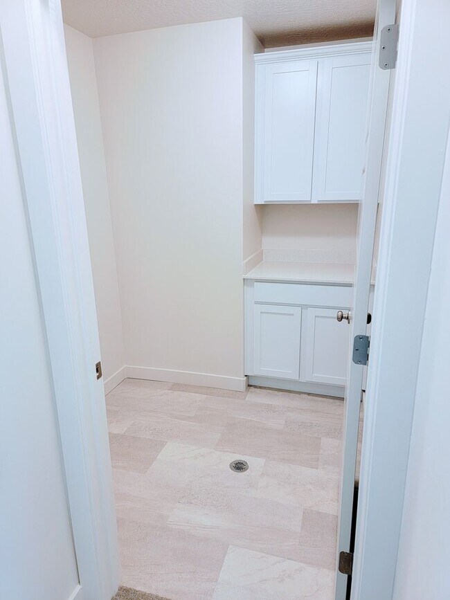Building Photo - GET $1000 OFF THE FIRST MONTHS RENT!!!