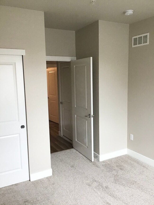 Building Photo - Wonderful 2bed 2 bath condo for rent at LI...