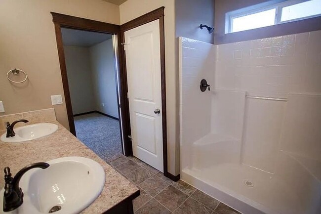 Building Photo - For Rent – Beautiful 3 Bed, 2 Bath Home wi...