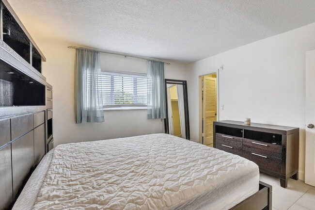 Building Photo - 581 Blue Heron Dr