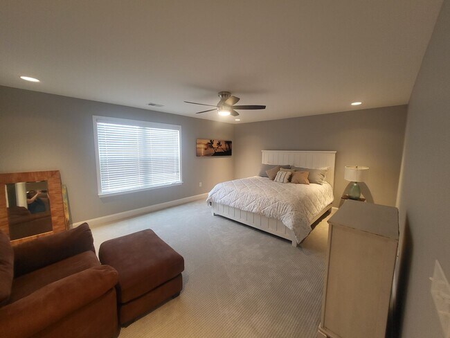 Building Photo - REDUCED!  5 bedroom/4 bath house in Berkshire Forest