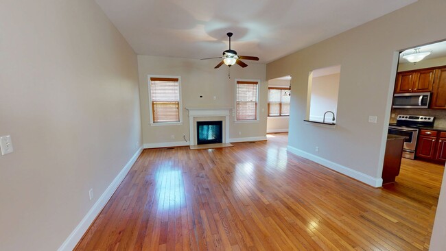 Building Photo - Large 5 Bedroom with Large Fenced in Back ...