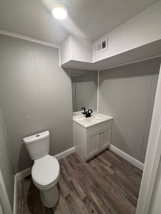 Building Photo - Freshly Renovated Rancher!