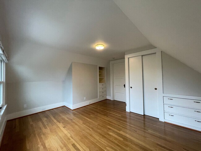 Building Photo - Elegant 4BR 2.5Bath Home with Fenced Yard & Garage Across from Seattle Prep**one month FREE rent**