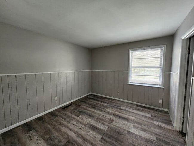 Building Photo - cozy home offers 3 bedrooms, 1 bathroom