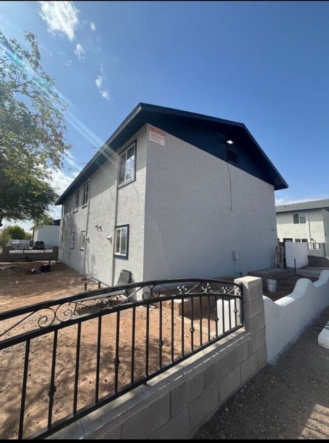 Building Photo - Charming 2BR Duplex in Surprise