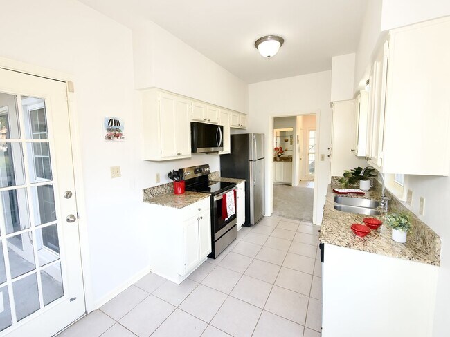 Building Photo - Beautifully Updated Three Bedroom Condo Ne...