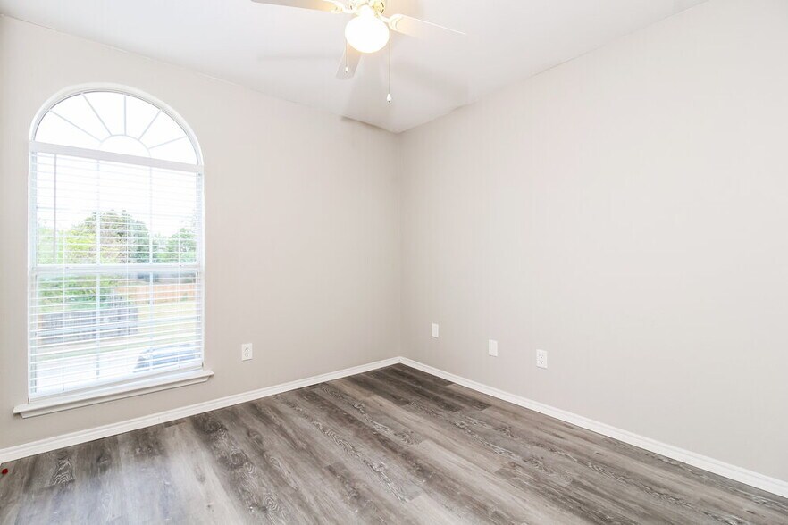 Building Photo - 809 Pace Dr