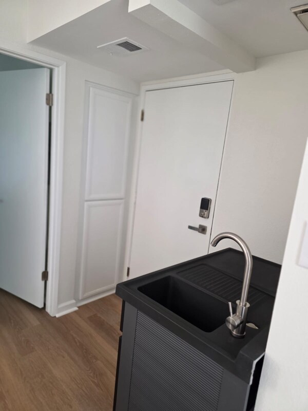 Building Photo - 2210 River Run Dr