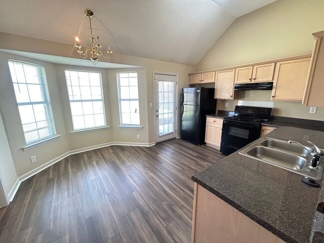 Building Photo - Cozy home in The Commons neighborhood offering split bedroom floor plan! Back yard is fully fence...